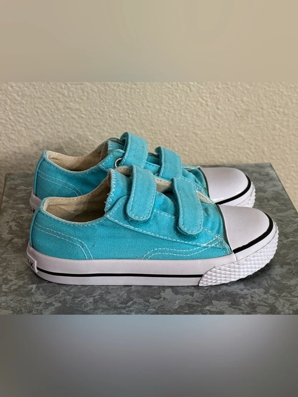 Airwalk Kids Turquoise Canvas Velcro Sneakers, Size 9.5